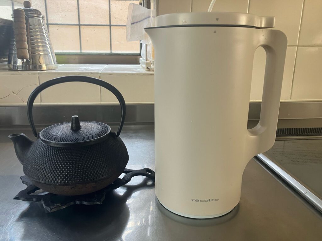 在宅ワーク中に30分放置するだけでスープやポタージュを作ってくれるレコルト自動調理ポット(RSY-2W)